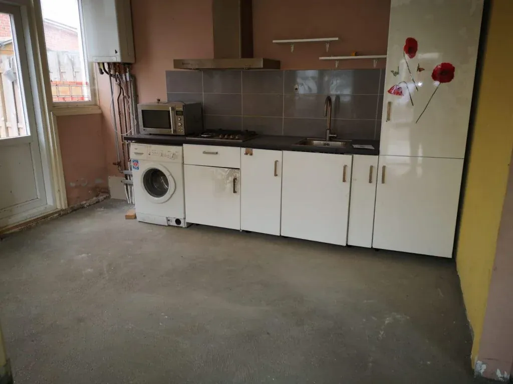 Een bestaande keuken met kasten, werkblad en apparatuur.