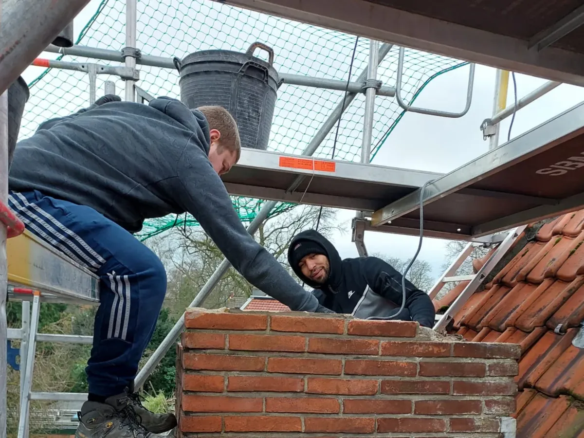 Schoorsteenwerk uitgevoerd vanaf een werksteiger.